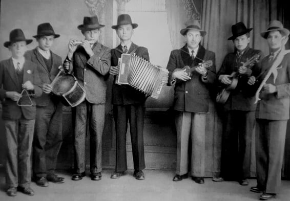 Popular Orchestra of Covelas, Póvoa de Lanhoso, 1946. (Source: Memory of Portugal: two centuries of photographs).