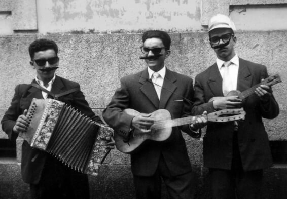 Portugal, Barcelos, Vila Frescainha de São Martinho, Junho de 1961. Rusgata, de rapazes que vão 'às sortes' (inspecção militar). (Fonte: Museu Nacional de Etnologia, Foto de Eugénio Carneiro)