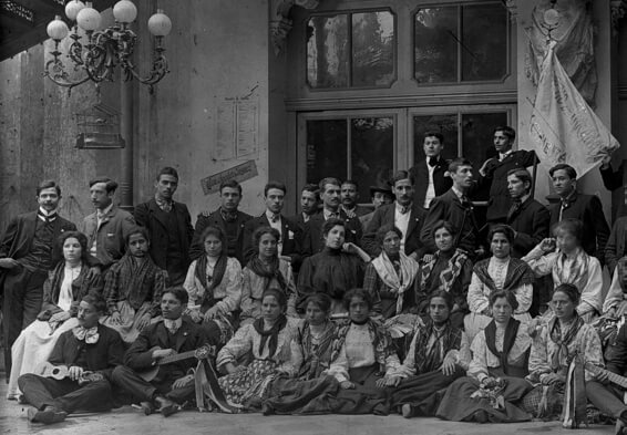 Group of tricanas (peasant or country girls) from Coimbra while visiting Lisbon to perform in the Cities Festivities, 1906. (Source: Lisbon Municipal Archive).