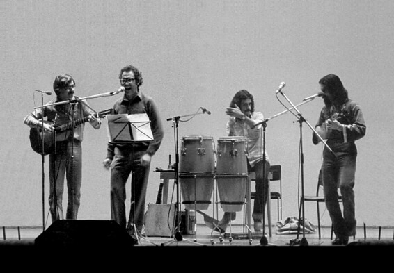 José Afonso em Fankfurt/Alemanha, 1980. A seu pedido, em todos os concertos Júlio Pereira tocava cavaquinho como solista em três peças.