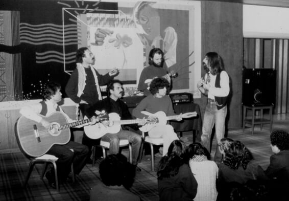 Lançamento do LP 'Cavaquinho' de Júlio Pereira. Acompanhado por Edmundo Silva, Carlos Salomé, Janita Salomé, Sérgio Mestre e Pedro Caldeira Cabral. Lisboa, Sassetti 1981.