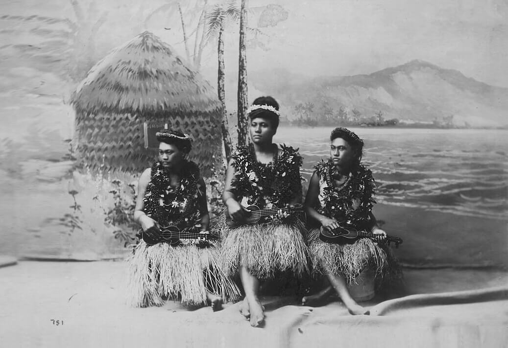 Fonte: Wikimedia Commons. Jovens Havaianas a tocar Ukulele no reino de Kalakaua. Cerca de 1890.