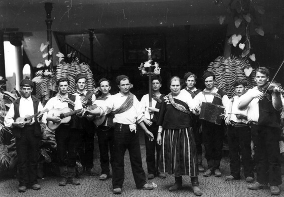 Grupo musical não identificado no pátio do estúdio de fotografia Vicentes, Funchal, anos 1930