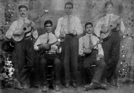 Família Porto-Santense antes da sua emigração para os EUA, 1912. Fotografia por M. B. Pereira, Coleçção Associação Musical Cultural Xarabanda.